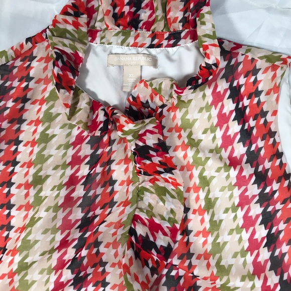 Banana Republic Ruffle V-Neck sleeveless blouse - Picture 2 of 5